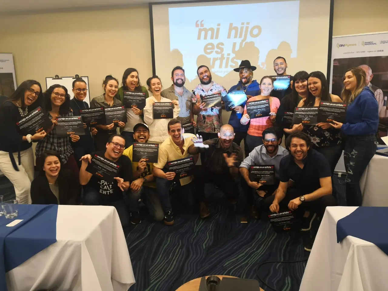 Una generación de Mi Hijo es un Artista celebrando al final del curso