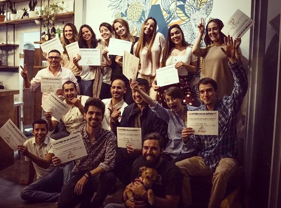 Una generación mostrando sus certificados de participación