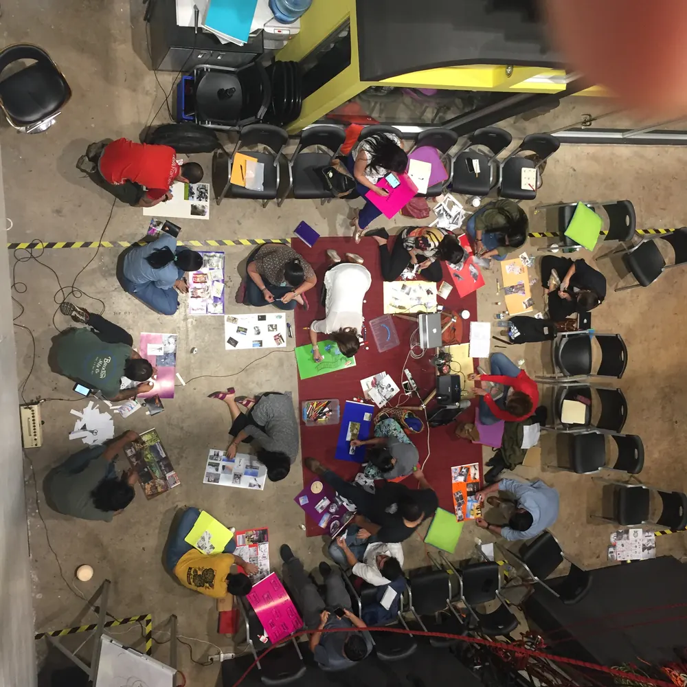 Vista desde arriba de un taller con materiales sobre el piso